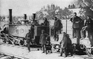 <b>Das Zugpersonal (Lokführer, Heizer, Bremser, ...) präsentieren sich in der Aufnahme von 1885 vor einem Zug mit Lok ELBE und 5 t-Kohlehunten.</b><br /><i>
Foto: Archiv Städtische Sammlungen Freital</i>